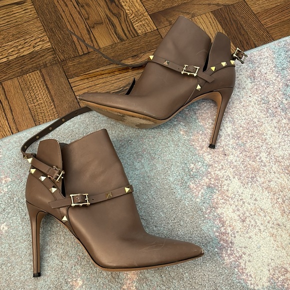 VALENTINO GARAVANI Calfskin Rockstud Double Buckle 100mm Ankle Boots Nocciola - Picture 5 of 9
